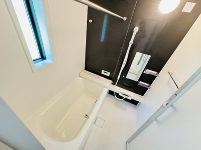 【浴室】 | 柏市新逆井１丁目新築戸建【土南部小学校：4分】 | 手元で水流切り替えシャワーヘッド・足を伸ばせる広々浴槽で毎日リラックス♪