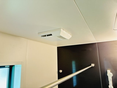 【冷暖房・空調設備】 | 柏市新逆井１丁目新築戸建【土南部小学校：4分】 | 雨の日も安心の浴室乾燥機つき