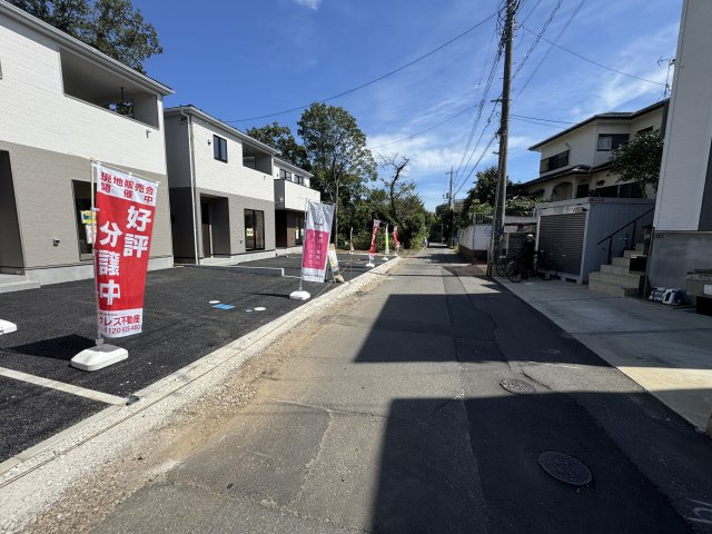 柏市新逆井１丁目新築戸建【土南部小学校：4分】の前面道路含む現地写真|南側前面道路・幅員約4.5ｍ