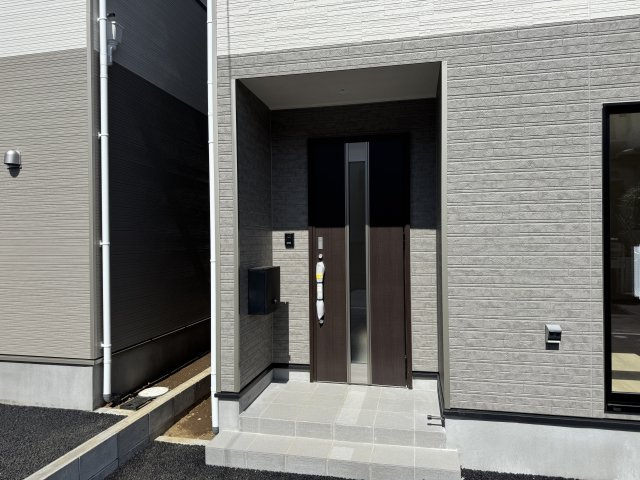 柏市新逆井１丁目新築戸建【土南部小学校：4分】のエントランス|エントランス・玄関ポーチ