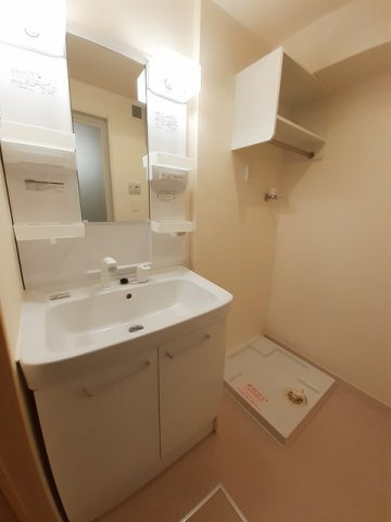 カーサ　アルベロディピノＡの洗面所|忙しい朝には欠かせない洗面所です