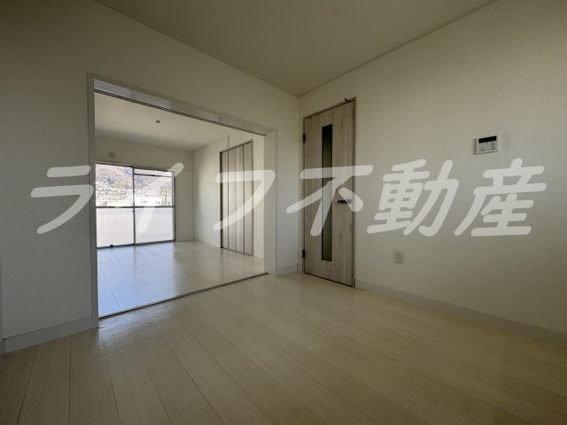 室内フルリノベーション完成！の内装|明るい色調の室内です