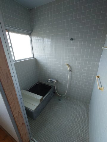 串間市大字西方の中古一戸建の浴室|ステンレス製の浴槽が設置されています