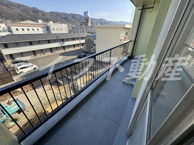 室内フルリノベーション完成！のバルコニー|外からの目が気にならないバルコニーで洗濯物が干せます