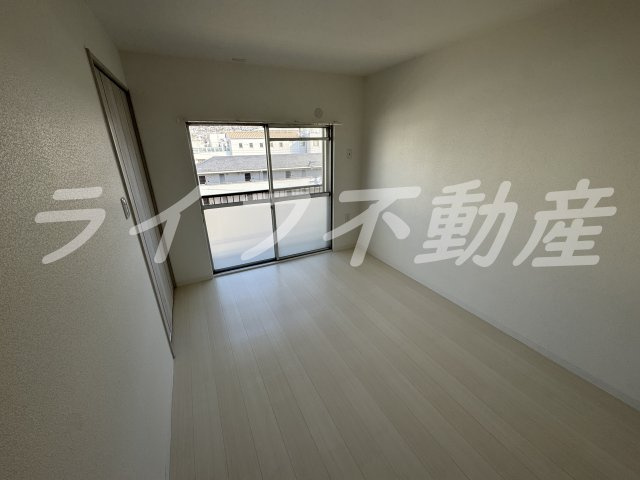 室内フルリノベーション完成！の内装|明るい室内です