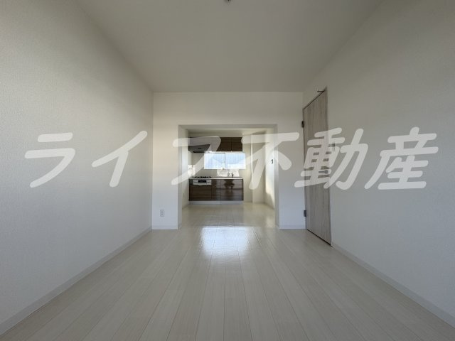 室内フルリノベーション完成！の洋室|明るい洋室です