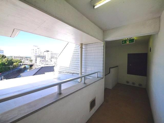 コンフォート三条のエントランス|マンション共用部です
