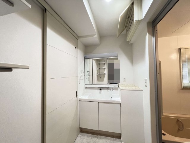 香芝市良福寺の洗面所|鏡うらが収納になった3面鏡付き洗面化粧台