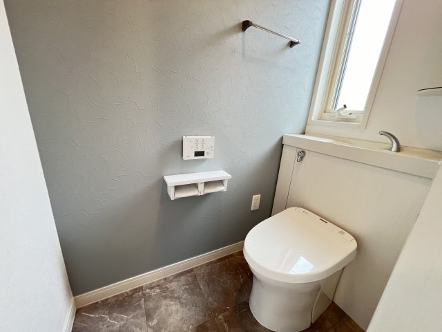 香芝市良福寺のトイレ|1F：温水洗浄便座付きトイレ