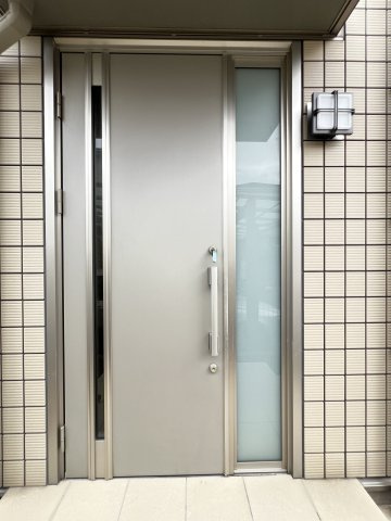 香芝市良福寺の玄関|スタイリッシュな玄関ドア