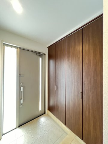 香芝市良福寺の玄関|大容量のシューズボックス付き