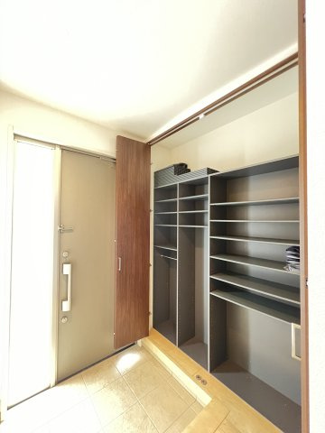 香芝市良福寺の玄関|大容量のシューズボックス付き