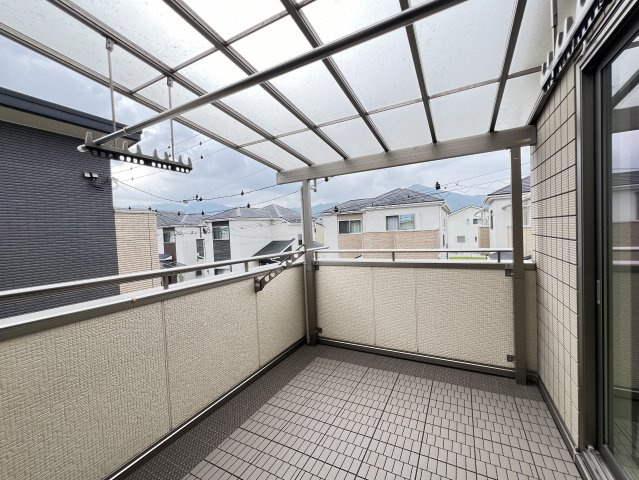 香芝市良福寺のバルコニー|屋根付きバルコニーで雨の日も安心