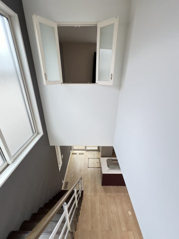 香芝市良福寺のその他共用部分|採光もとれる内窓です