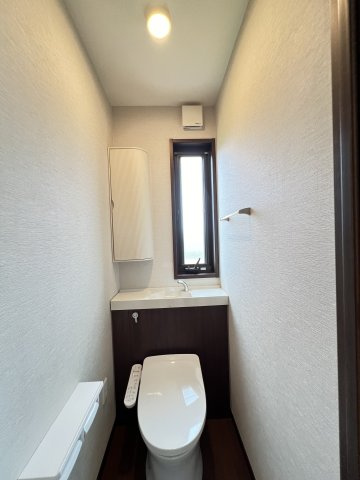 香芝市良福寺のトイレ|2F：温水洗浄便座付きトイレ