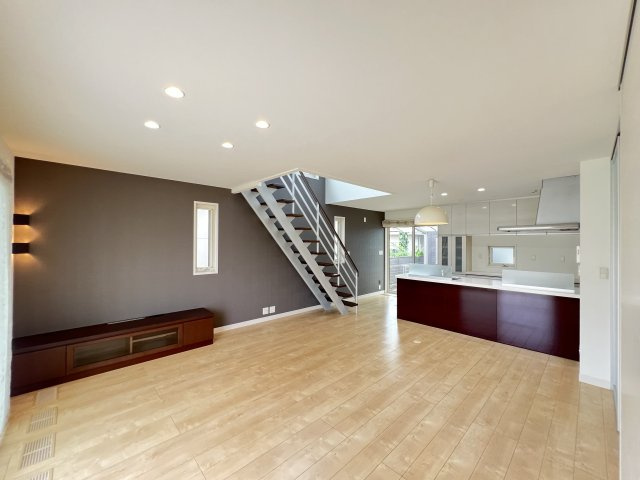 香芝市良福寺の居間・リビング|ＬＤＫ20.3帖　明るく開放的な空間です♪