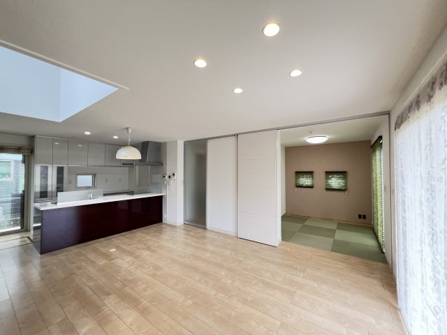 香芝市良福寺の居間・リビング|ＬＤＫ20.3帖　明るく開放的な空間です♪