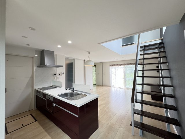 香芝市良福寺のキッチン|家族の出入りを見守りやすいリビング階段