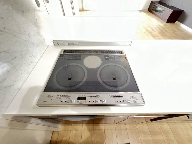 香芝市良福寺のキッチン|IHクッキングヒーター　3口