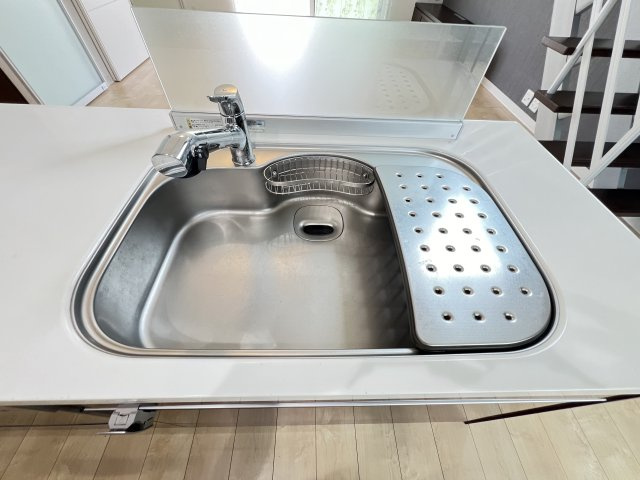 香芝市良福寺のキッチン|清潔感あふれるステンレスシンク