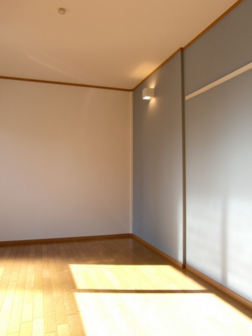 メゾン千明の居間・リビング|おしゃれなツートンカラー