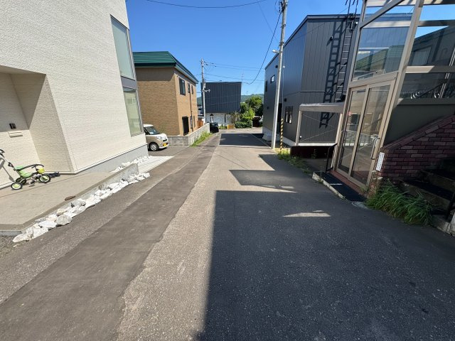 西野8条9丁目　一戸建ての前面道路含む現地写真|札幌市除雪あり♪