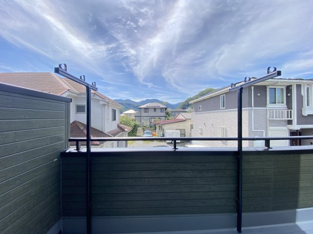 『八王子市新築戸建て』八王子市1549-3【仲介手数料無料】　１６期のバルコニー|～仲介手数料無料☆八王子ひなた不動産～　八王子市下恩方町　新築戸建て