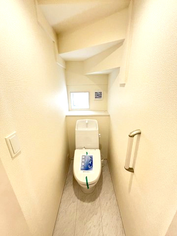 【トイレ】 | 福岡市早良区飯倉3丁目　1号棟（全2棟）【仲介手数料無料・0円】 | 現地写真。1階のトイレです。