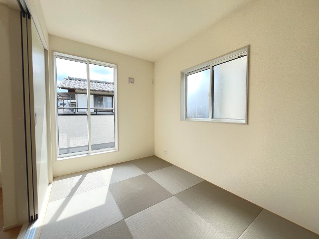 【和室】 | 福岡市早良区飯倉3丁目　1号棟（全2棟）【仲介手数料無料・0円】 | 現地写真。2階に和室です。