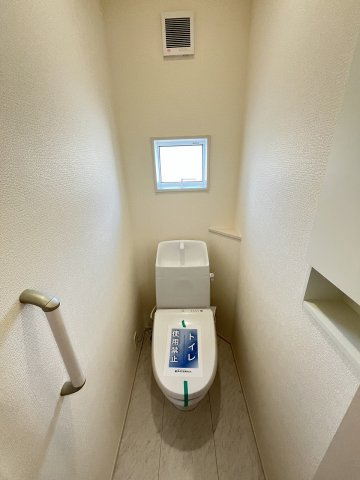 【トイレ】 | 福岡市早良区飯倉3丁目　1号棟（全2棟）【仲介手数料無料・0円】 | 現地写真。2階にもトイレです。