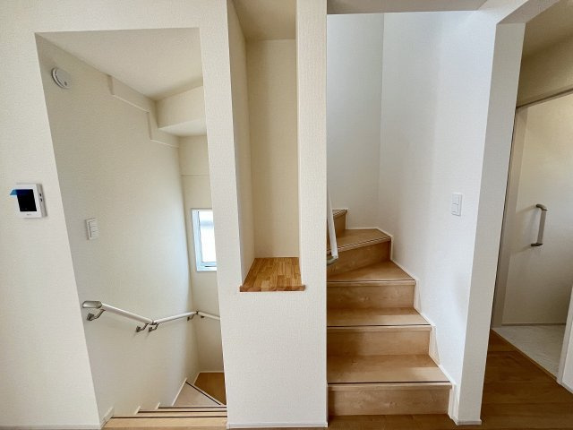 【内装】 | 福岡市早良区飯倉3丁目　1号棟（全2棟）【仲介手数料無料・0円】 | 現地写真。2階へ上がる階段です。手摺もついて安全ですね。