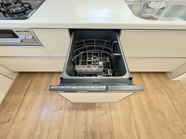 【キッチン】 | 福岡市早良区飯倉3丁目　1号棟（全2棟）【仲介手数料無料・0円】 | 現地写真。食洗器が付いてます。