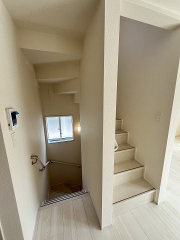 【内装】 | 福岡市早良区飯倉3丁目　2号棟（全2棟）【仲介手数料無料・0円】 | 現地写真。2階へ上がる階段です。手摺もついて安全ですね。