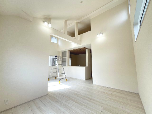 【居間・リビング】 | 福岡市早良区飯倉3丁目　2号棟（全2棟）【仲介手数料無料・0円】 | 現地写真。