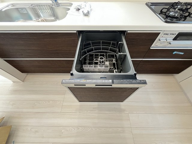 【キッチン】 | 福岡市早良区飯倉3丁目　2号棟（全2棟）【仲介手数料無料・0円】 | 現地写真。食洗器が付いてます。