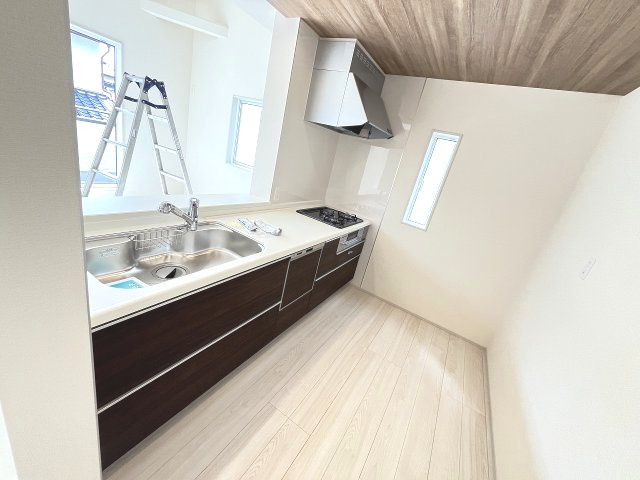 【キッチン】 | 福岡市早良区飯倉3丁目　2号棟（全2棟）【仲介手数料無料・0円】 | 現地写真。