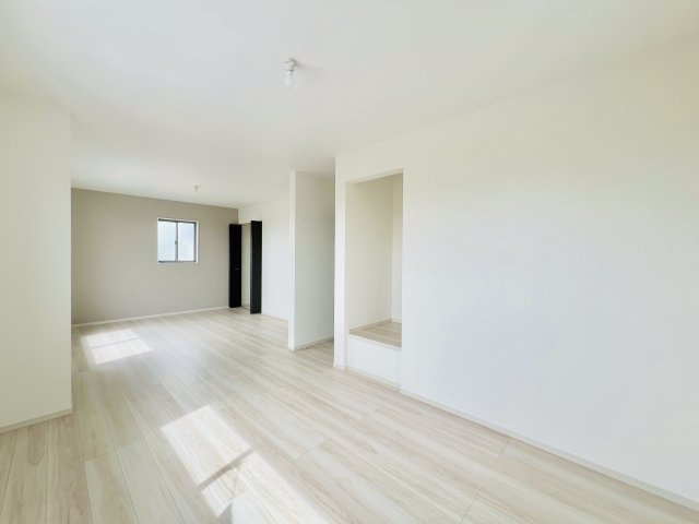 前橋市朝倉町の洋室|13.5帖の広い洋室は、間仕切り対応◎