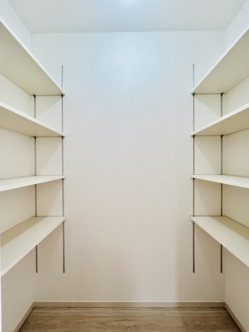 前橋市朝倉町の収納|棚付きパントリーは、キッチンもすっきり片付きます♪