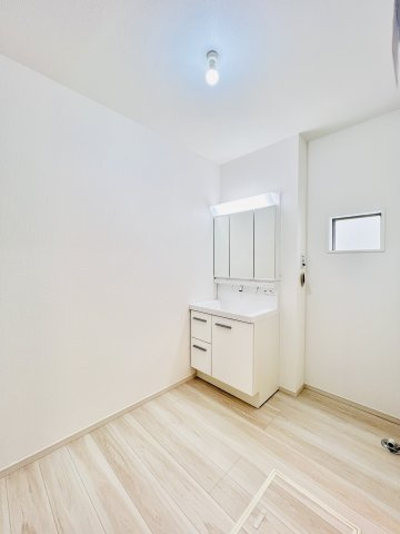 前橋市朝倉町の独立洗面台|洗濯機や収納棚を設置してもゆとりのある空間♪