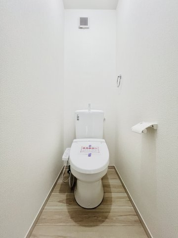 前橋市朝倉町のトイレ|奥行きもあるトイレ◎
1.2階に完備！