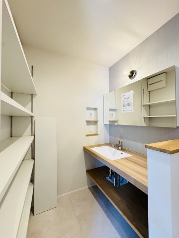 BLACK VOID HOUSE｜吹抜とロフトが魅せる、美意識の家の独立洗面台