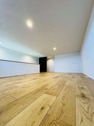 BLACK VOID HOUSE｜吹抜とロフトが魅せる、美意識の家の洋室