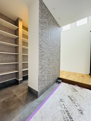 BLACK VOID HOUSE｜吹抜とロフトが魅せる、美意識の家の玄関