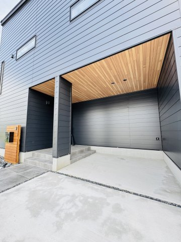 BLACK VOID HOUSE｜吹抜とロフトが魅せる、美意識の家の駐車場