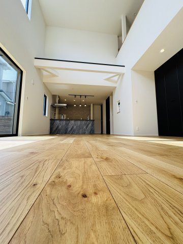 BLACK VOID HOUSE｜吹抜とロフトが魅せる、美意識の家の居間・リビング