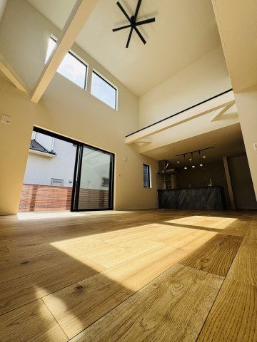 BLACK VOID HOUSE｜吹抜とロフトが魅せる、美意識の家の居間・リビング