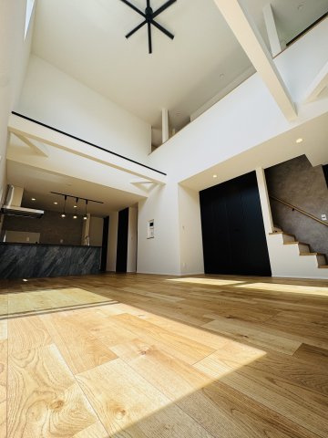 BLACK VOID HOUSE｜吹抜とロフトが魅せる、美意識の家の居間・リビング