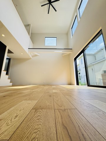 BLACK VOID HOUSE｜吹抜とロフトが魅せる、美意識の家の居間・リビング