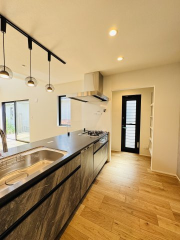 BLACK VOID HOUSE｜吹抜とロフトが魅せる、美意識の家のキッチン