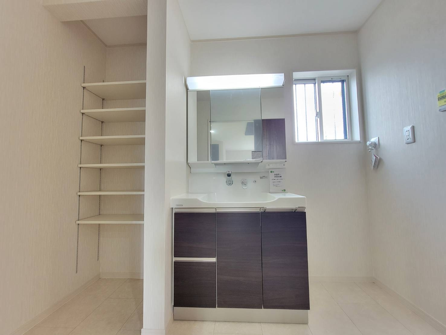 小山市神山　全4邸の独立洗面台|〇１号棟　洗面化粧台〇
ご家族揃って身支度可能なゆとりの洗面室。洗面所がスッキリ片付く可動棚付き♪
2025年9月撮影